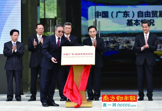 昨日，中共中央政治局委員、廣東省委書記胡春華為中國(廣東)自由貿(mào)易試驗區(qū)揭牌。當日，中國(廣東)自由貿(mào)易試驗區(qū)在廣州南沙新區(qū)掛牌成立。 新華社發(fā)